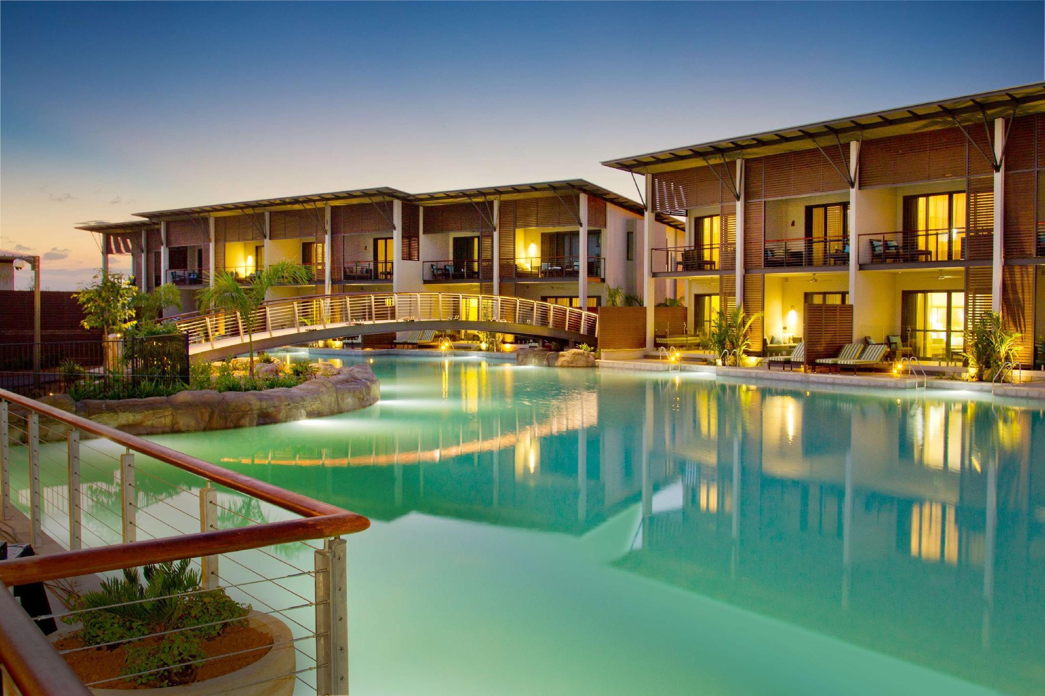 Mindil Beach Casino Resort Darwin Dış mekan fotoğraf The swimming pool at the resort