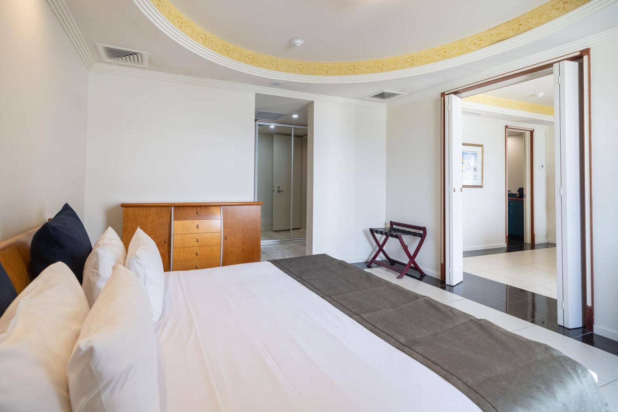 Mindil Beach Casino Resort Darwin Dış mekan fotoğraf A bedroom at the hotel