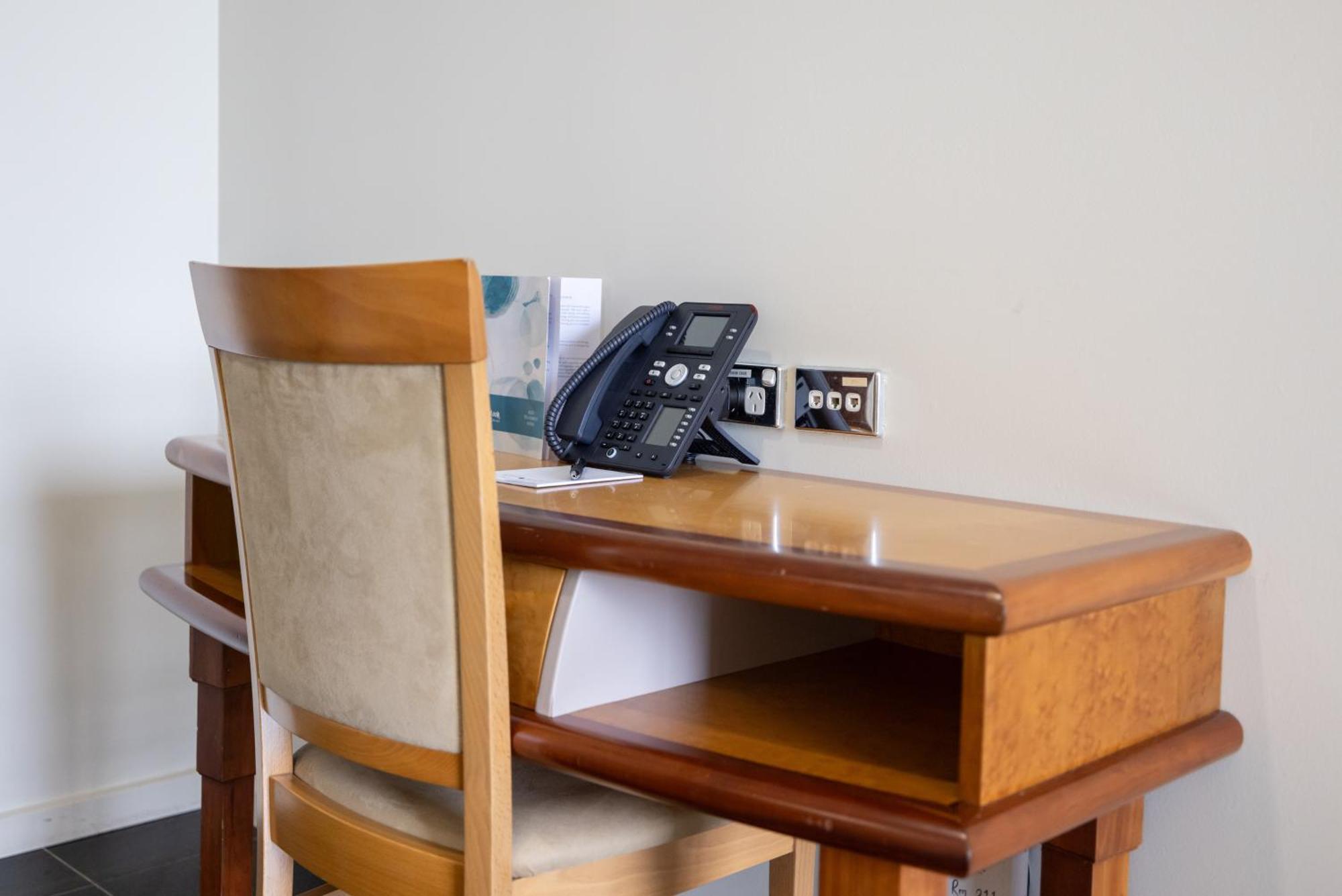 Mindil Beach Casino Resort Darwin Dış mekan fotoğraf A desk with a telephone