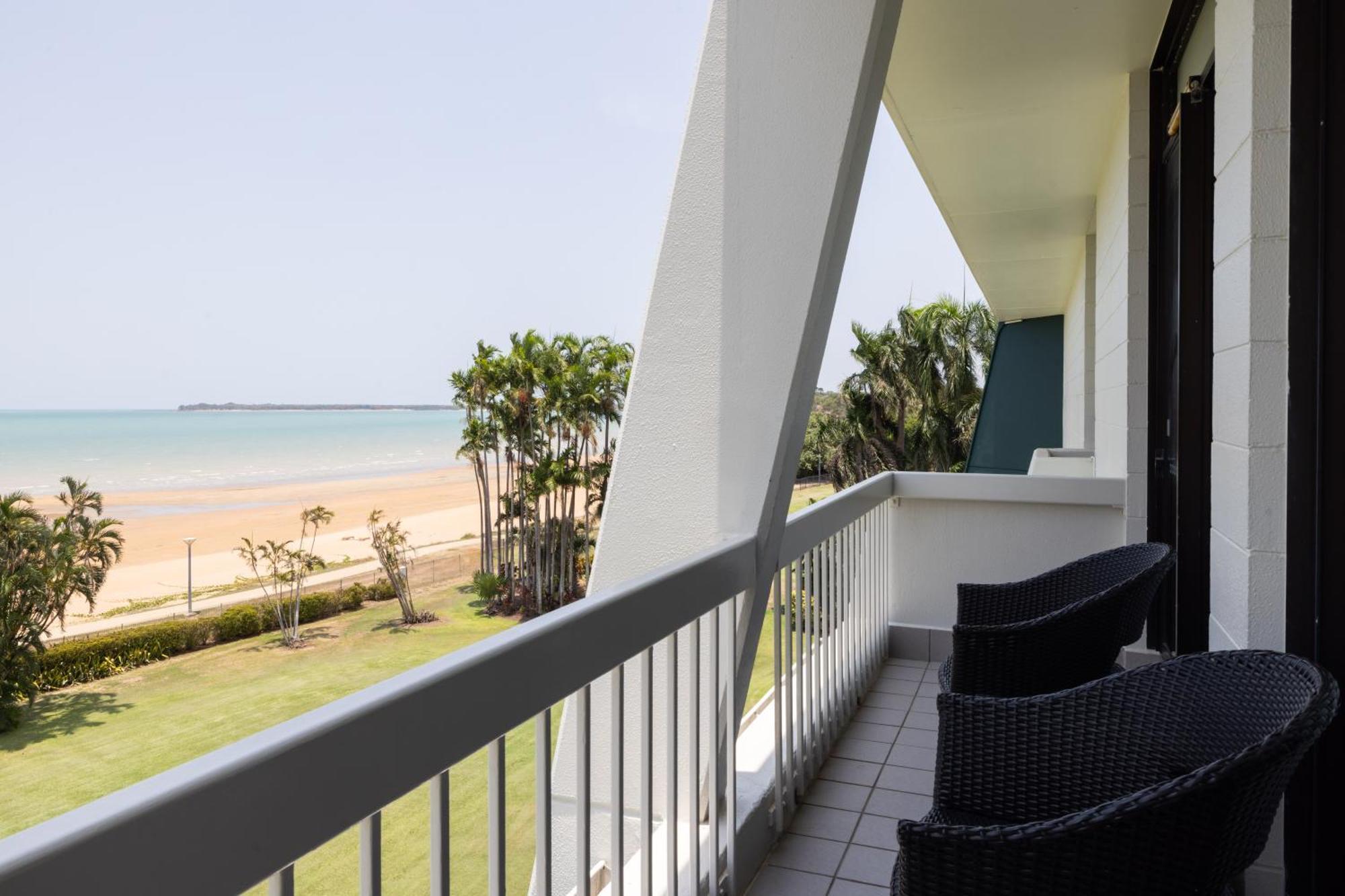 Mindil Beach Casino Resort Darwin Dış mekan fotoğraf A balcony