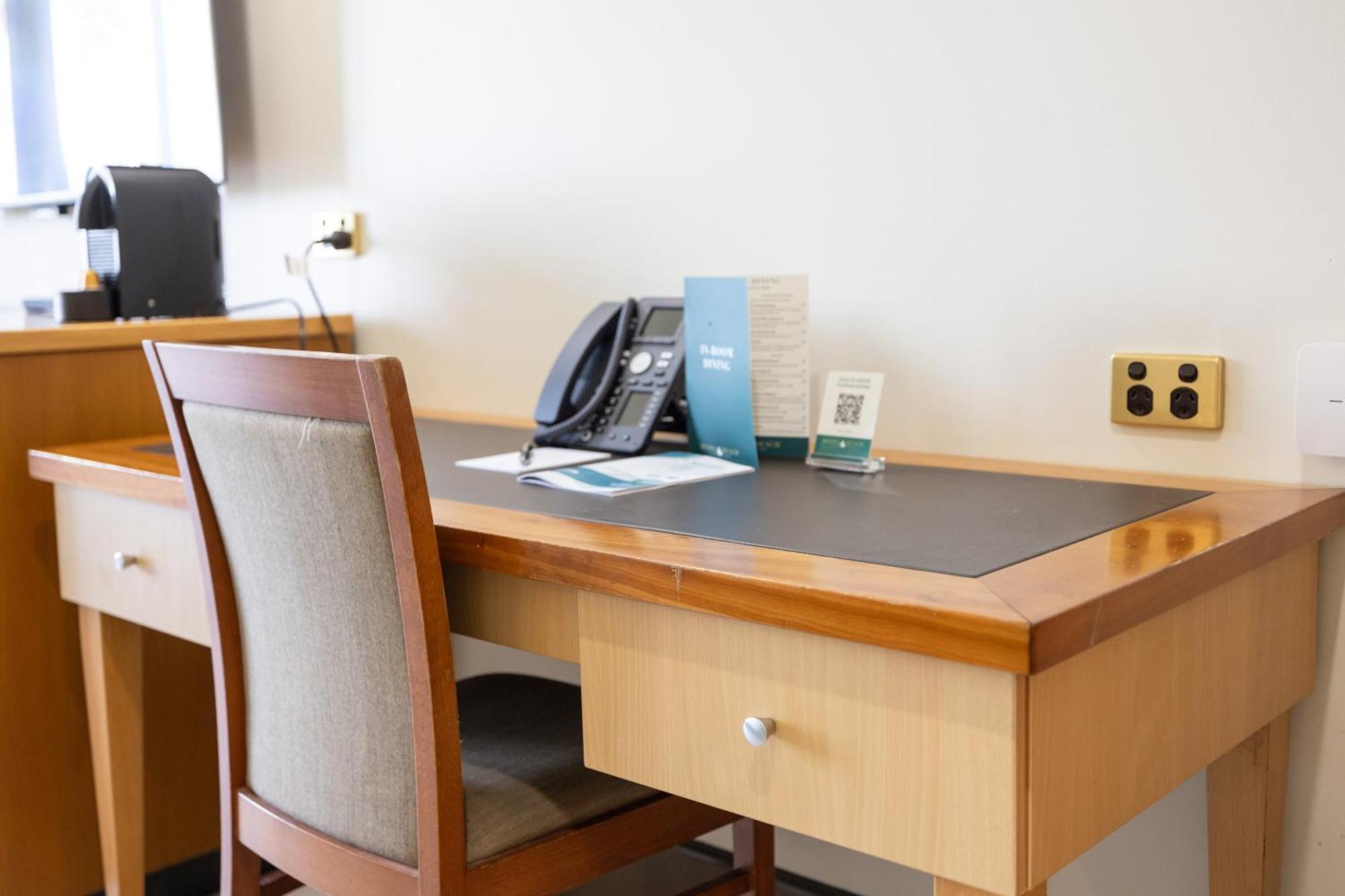 Mindil Beach Casino Resort Darwin Dış mekan fotoğraf A desk with a telephone