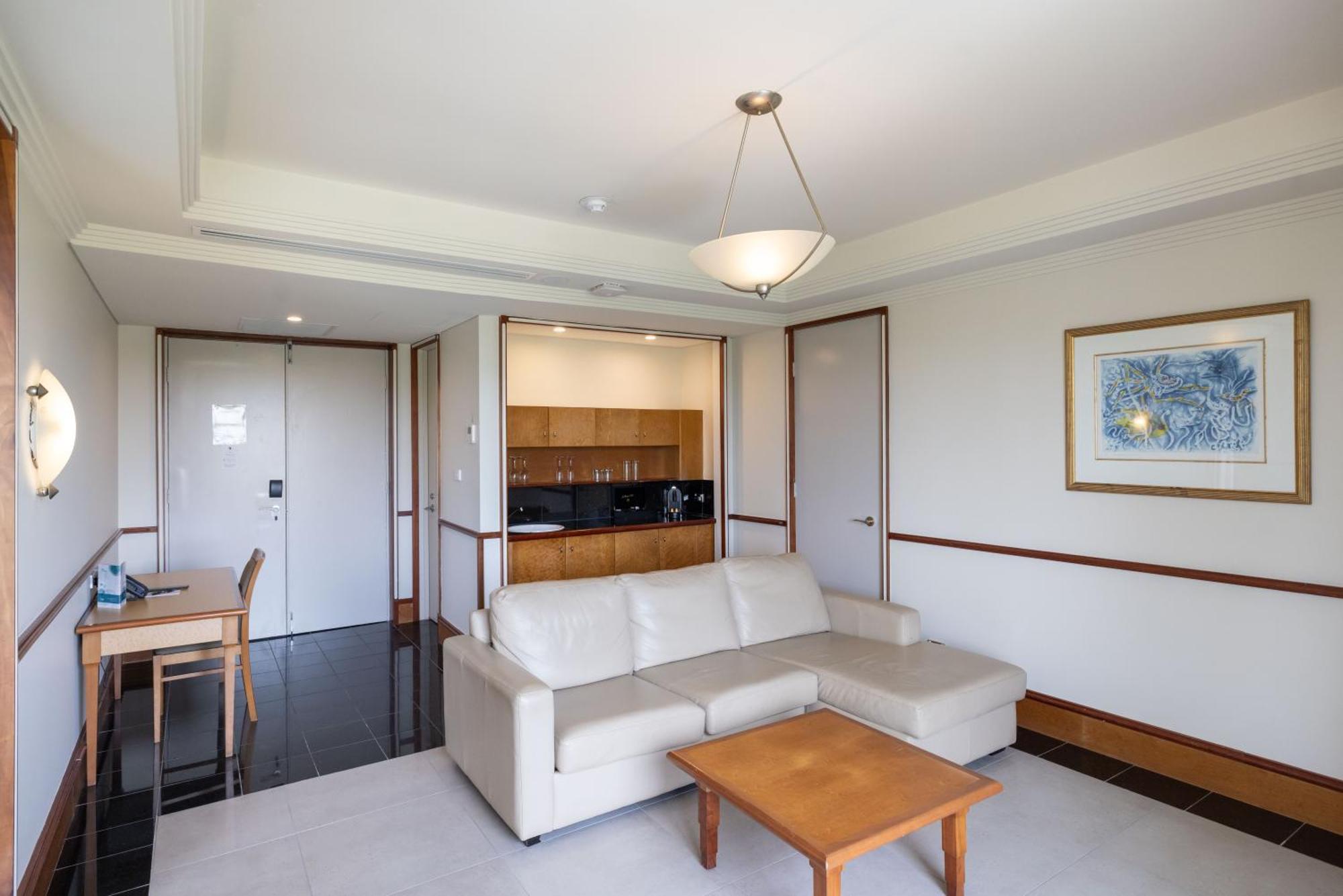 Mindil Beach Casino Resort Darwin Dış mekan fotoğraf A living room in a typical apartment