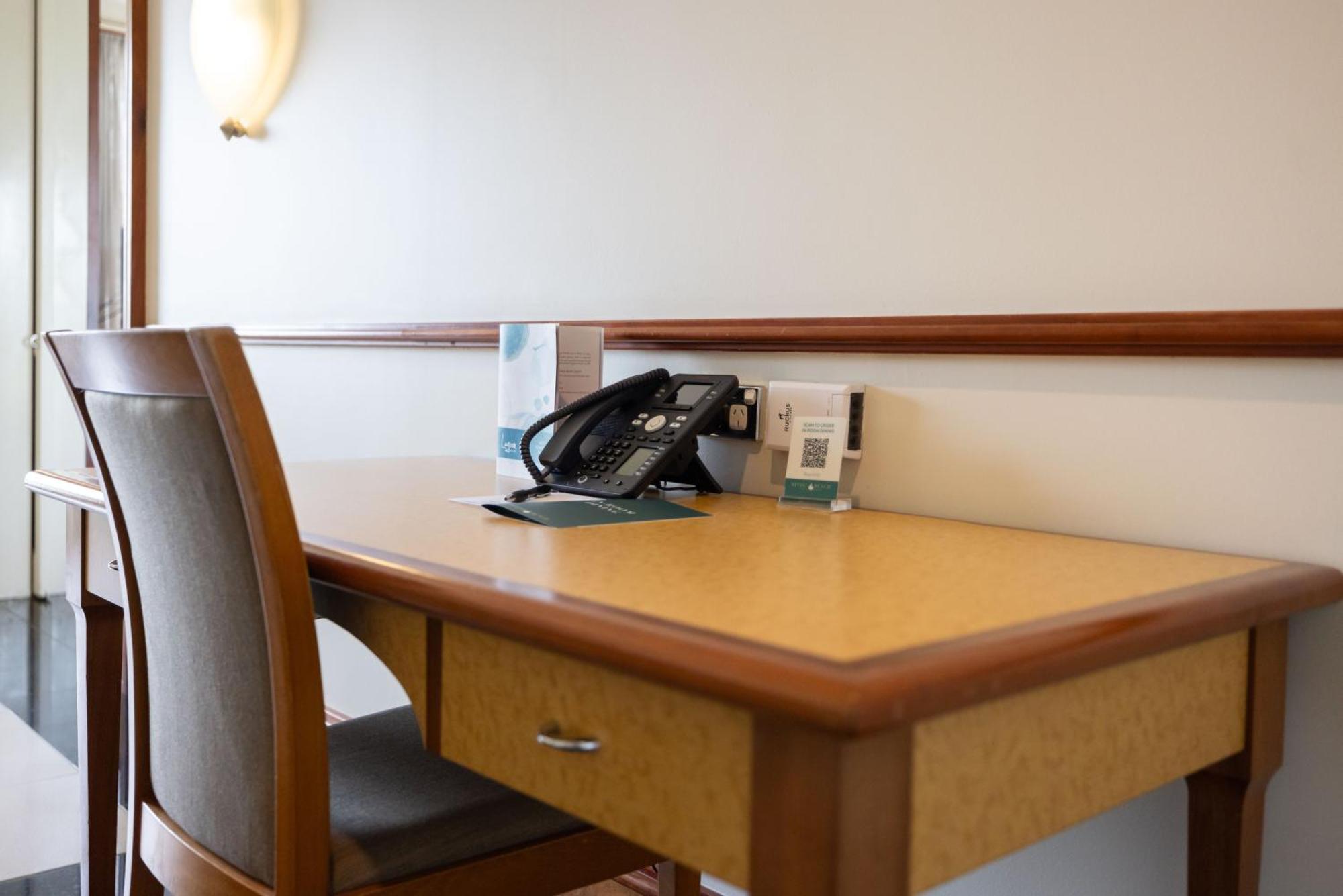Mindil Beach Casino Resort Darwin Dış mekan fotoğraf A desk with a telephone